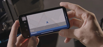 Vista detalhada do smartphone no formato paisagem no ConnectedRide Cradle BMW Motorrad
