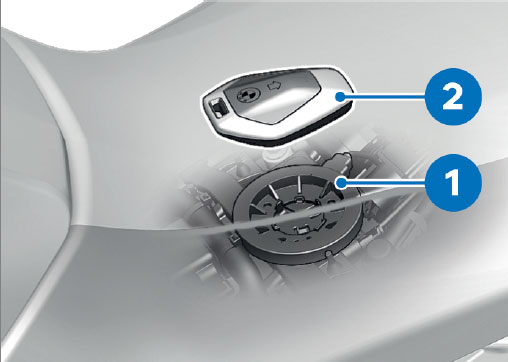 Insert key in ring aerial of the R 1300 GS
