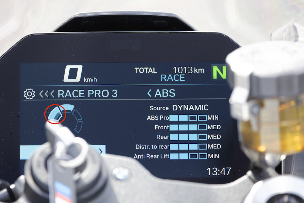 You see the TFT-Display of the S 1000 RR with the marker on the predefined factory setting.